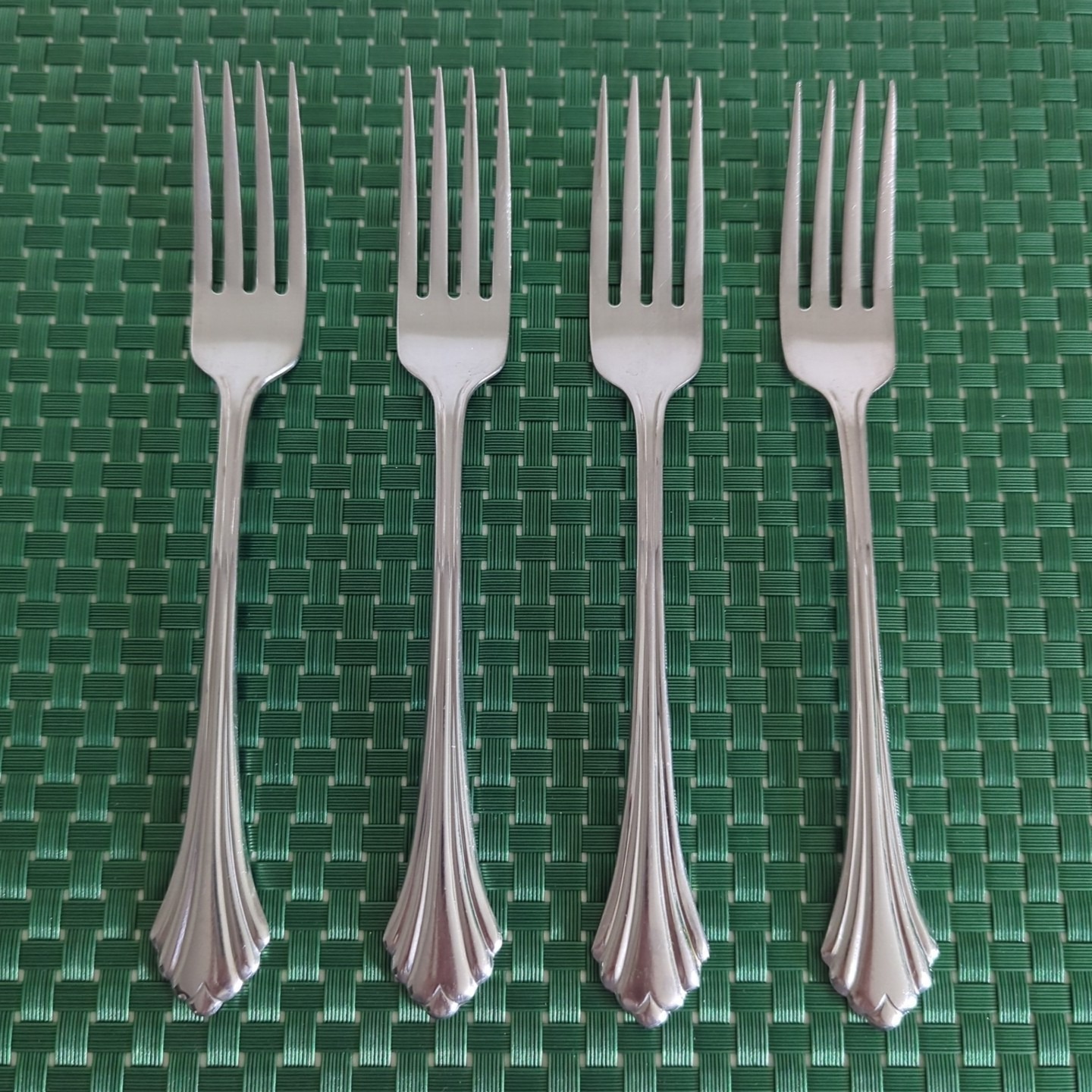 Oneida BANCROFT Dinner Forks Set Lot of 4 Stainless Flare Tip Ridged Glossy USA