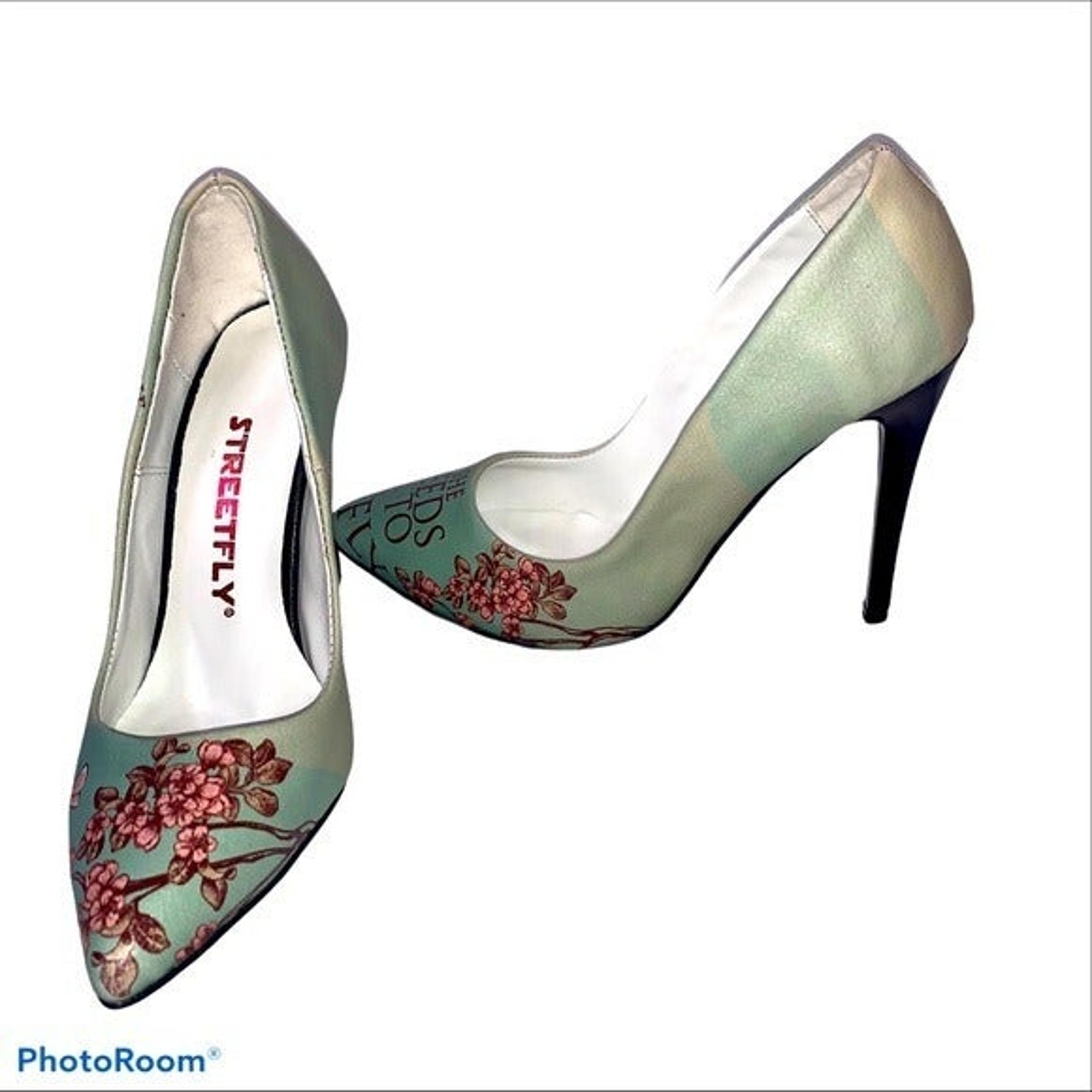 StreetFly Green 'She Needs to Fly' Pump