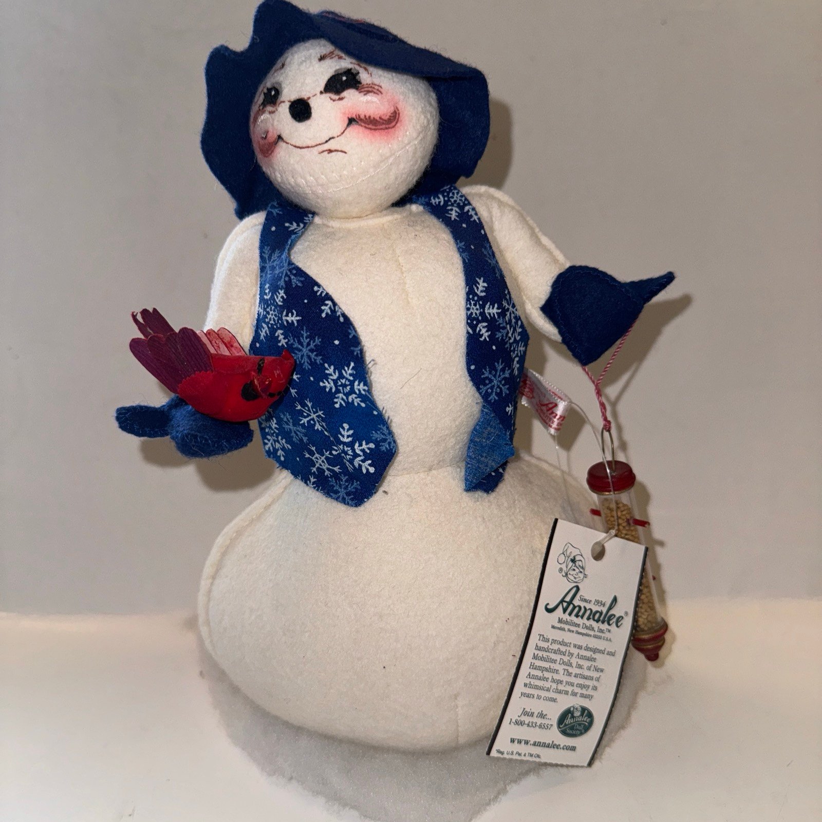 Annalee 10 inch snowman feeding friends