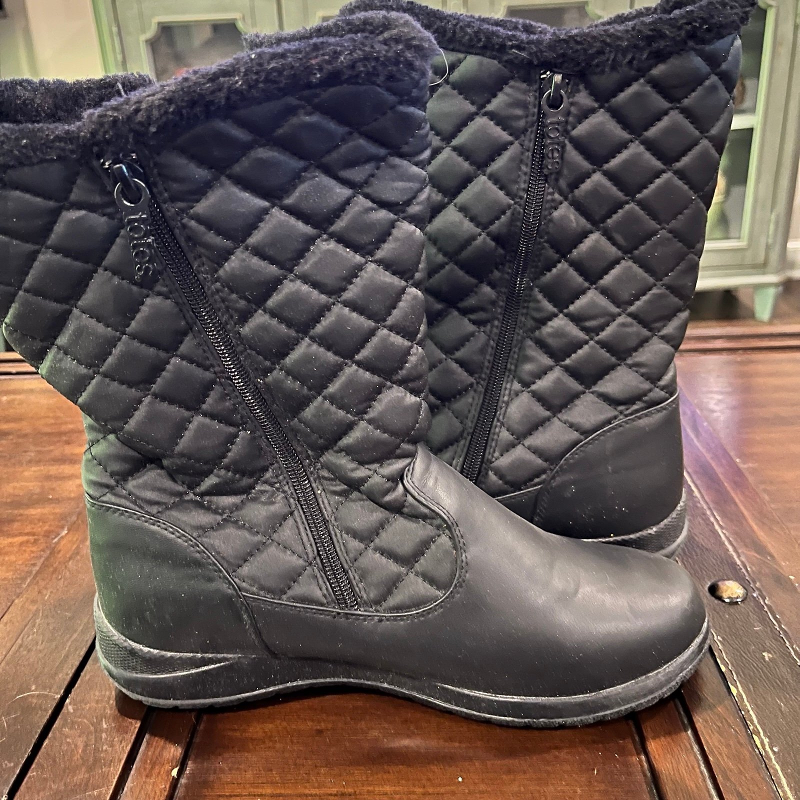 Totes Women Quilted Black Winter Boots 9 wide 9W Isotoner
