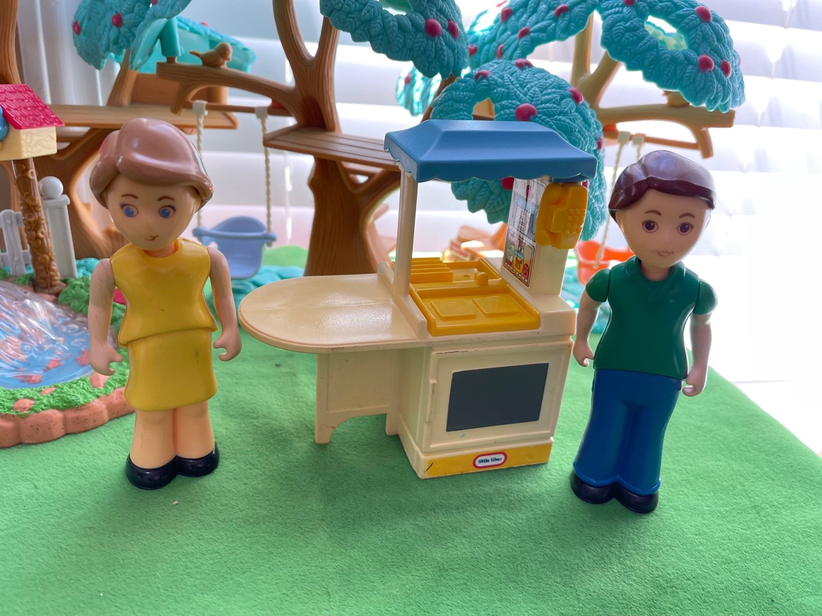Little tikes party kitchen & people parents set dollhouse