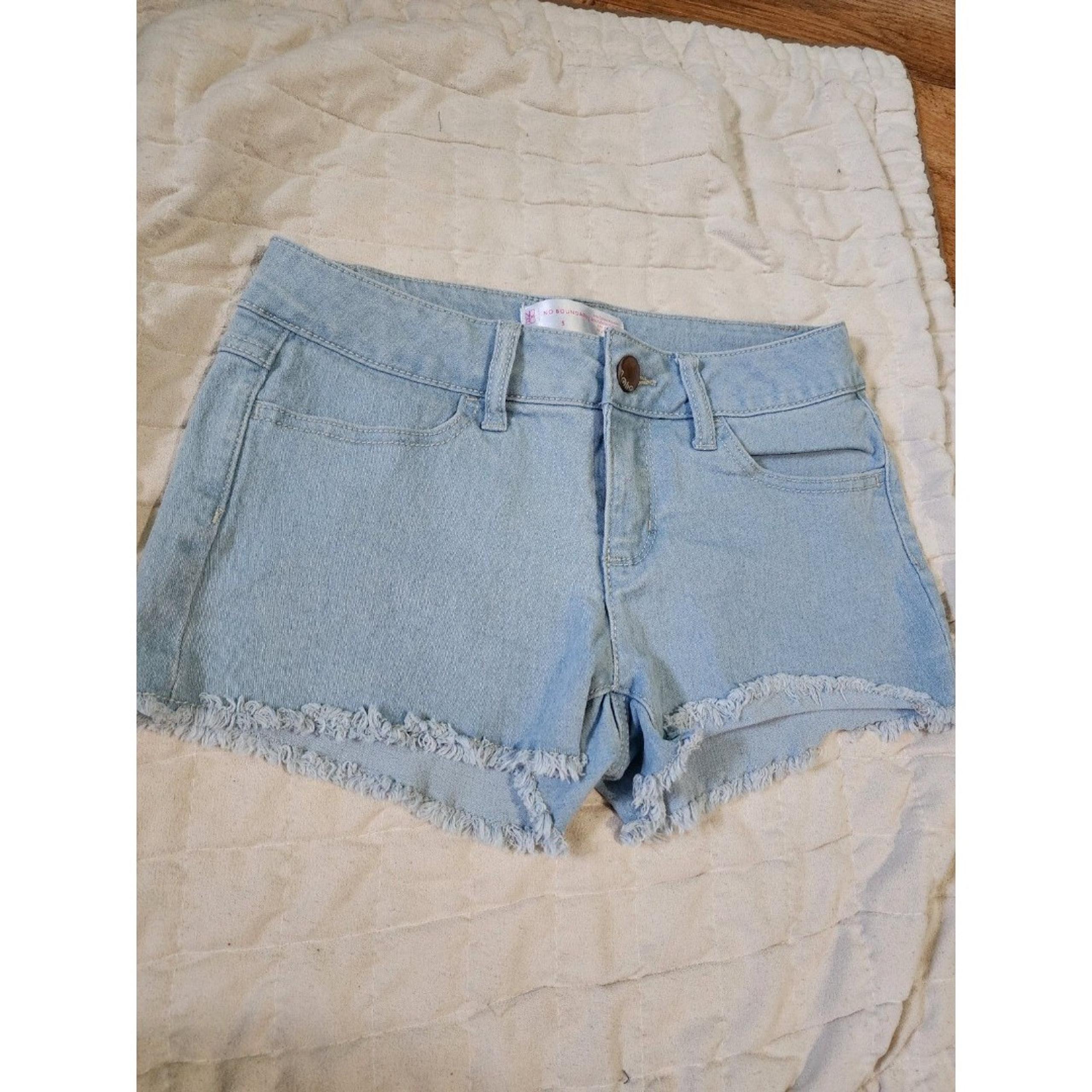 No Boundaries Shorty Shorts Size 5 Light Wash Low Rise