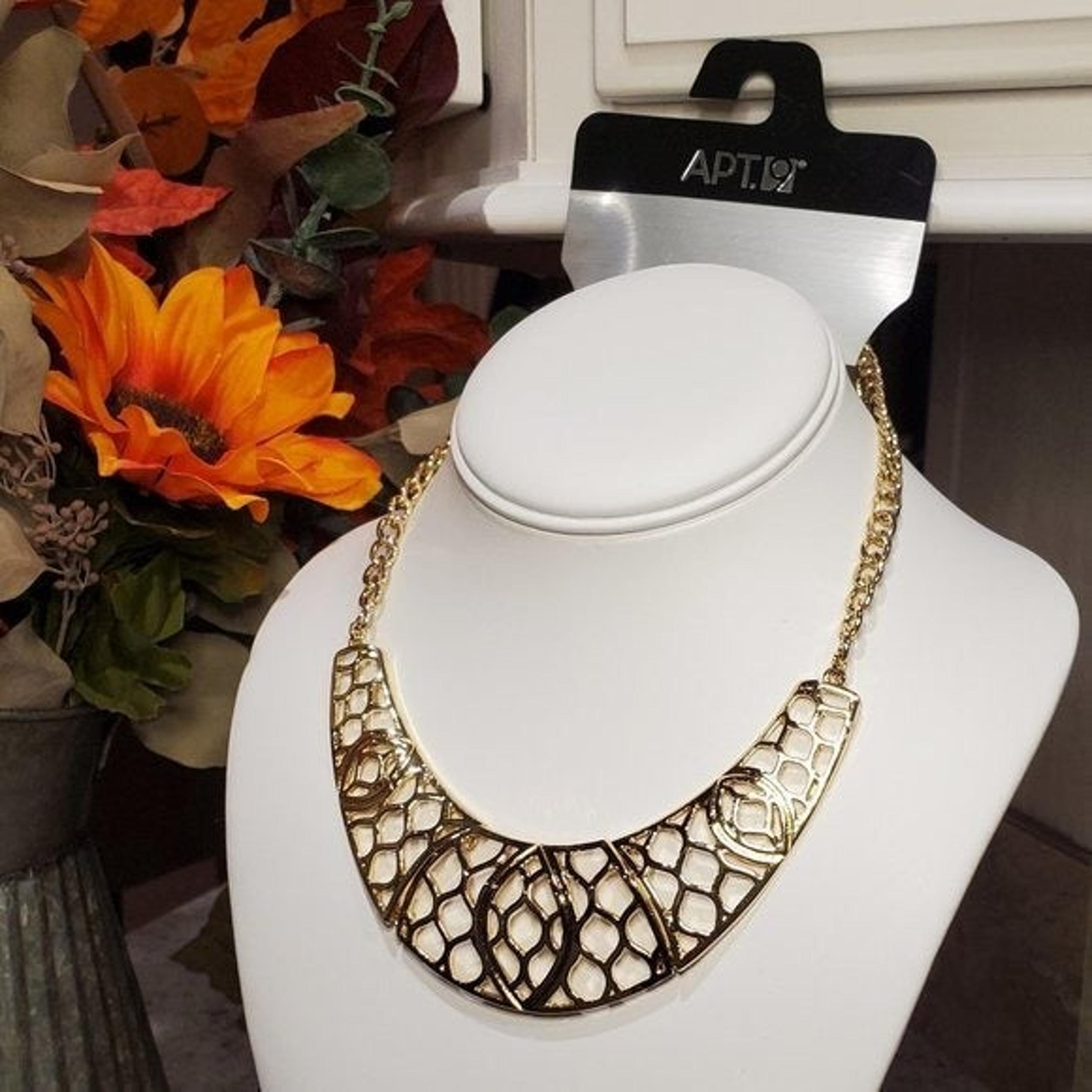 NWT Apt 9 Statement Necklace Goldtone 16 inch w/ 3 1/4 inch extender