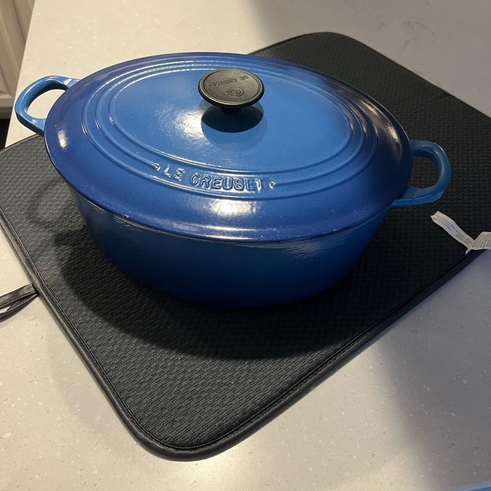 Le Creuset Enameled Dutch Oven Cast Iron Signature Oval Casserole 6.75 Qt