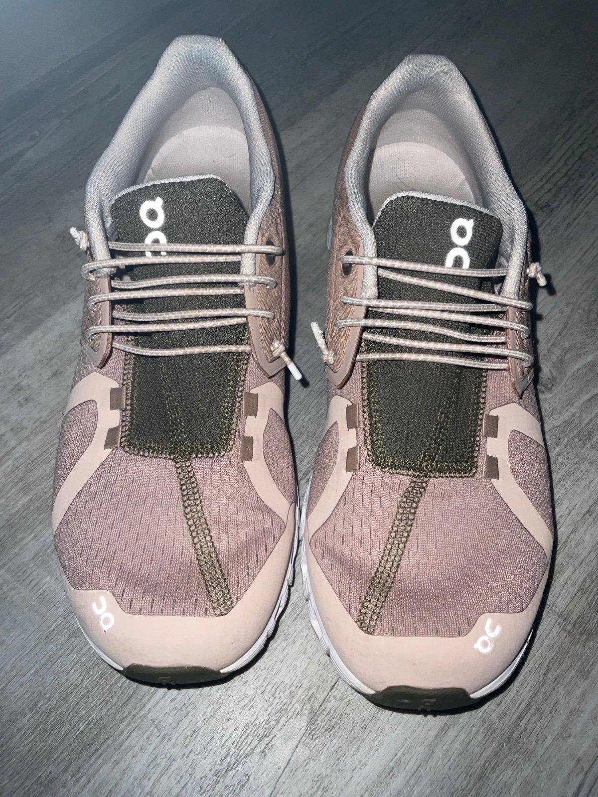 Womens size 8.5 Oncloud shoes (on cloud)