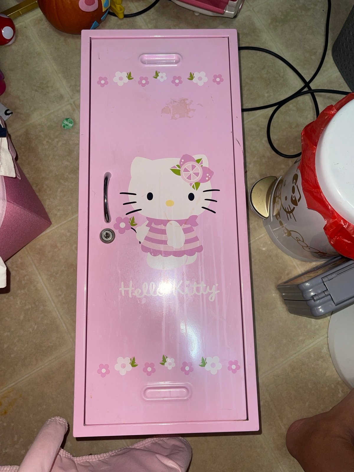 VINTAGE HELLO KITTY LOCKER
