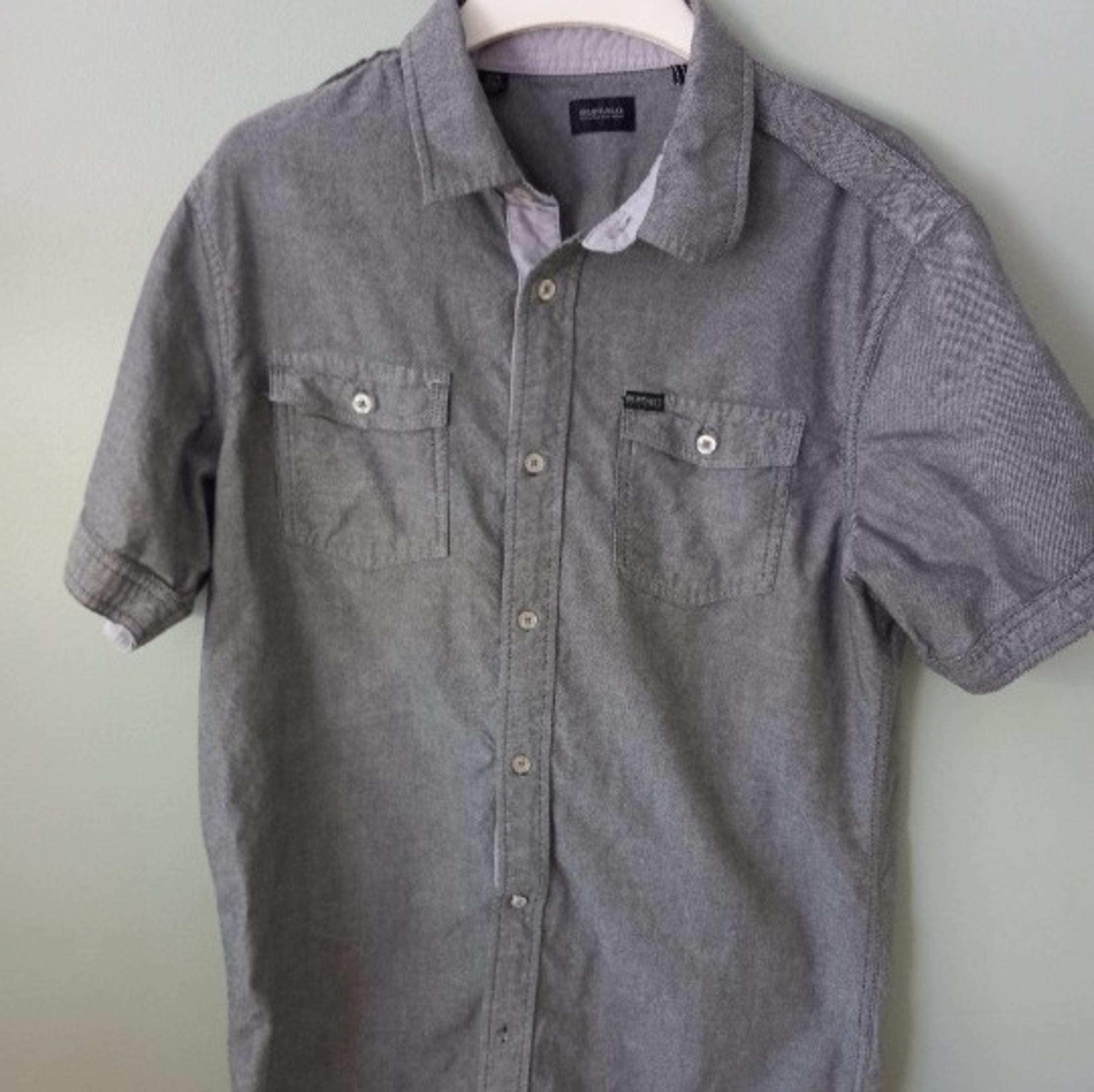 Mens size M button down short sleeve shirt Buffalo David Bitton