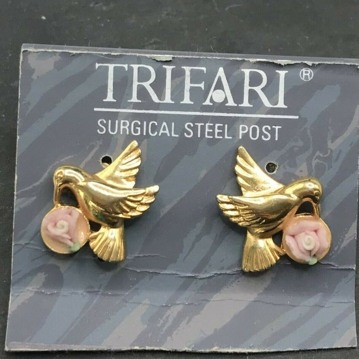 RARE Trifari Humming Bird on sale Earrings Pierced Studs Pink Lucite Flower NEW