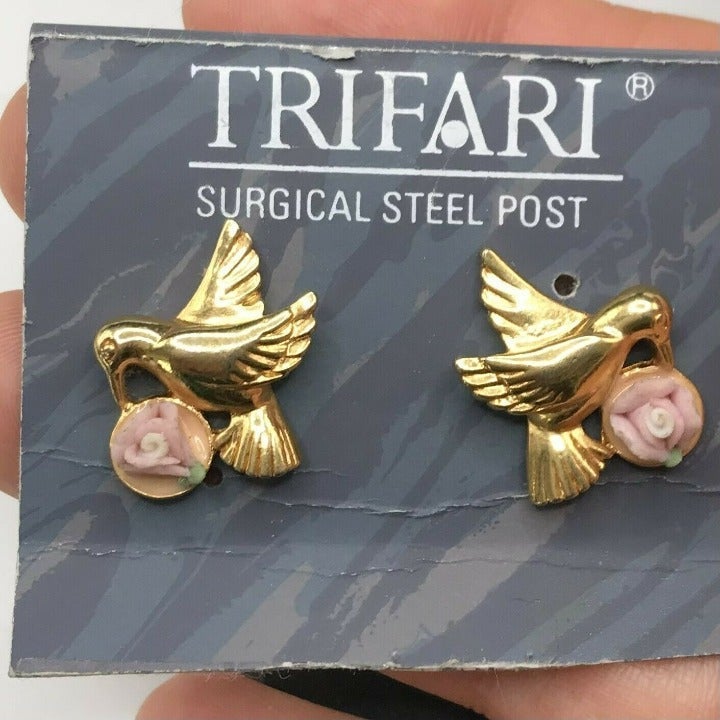 RARE Trifari Humming Bird on sale Earrings Pierced Studs Pink Lucite Flower NEW