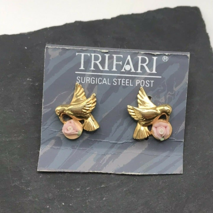 RARE Trifari Humming Bird on sale Earrings Pierced Studs Pink Lucite Flower NEW