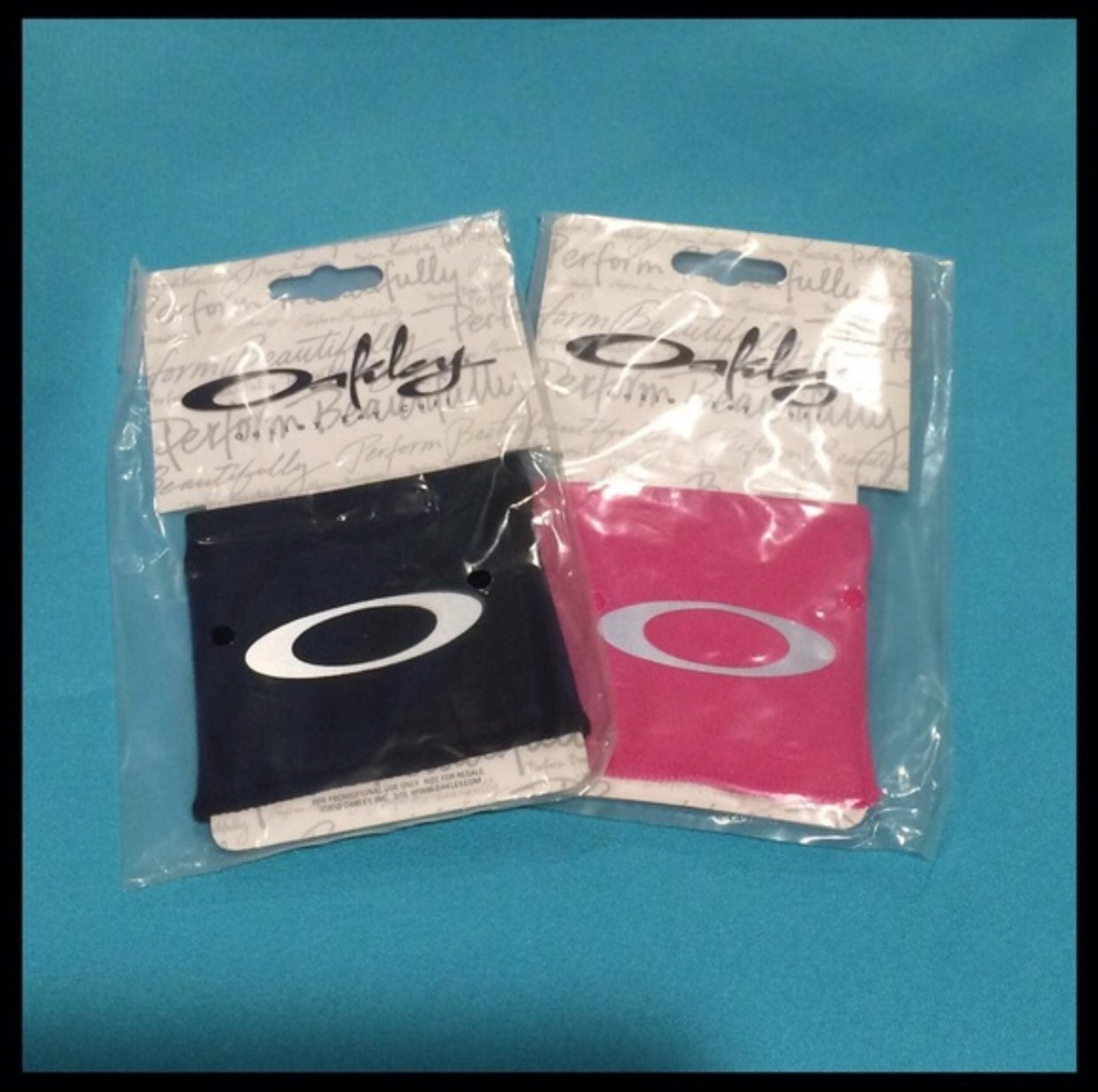 2 OAKLEY Exercise Key Cuff, Wrist Bands