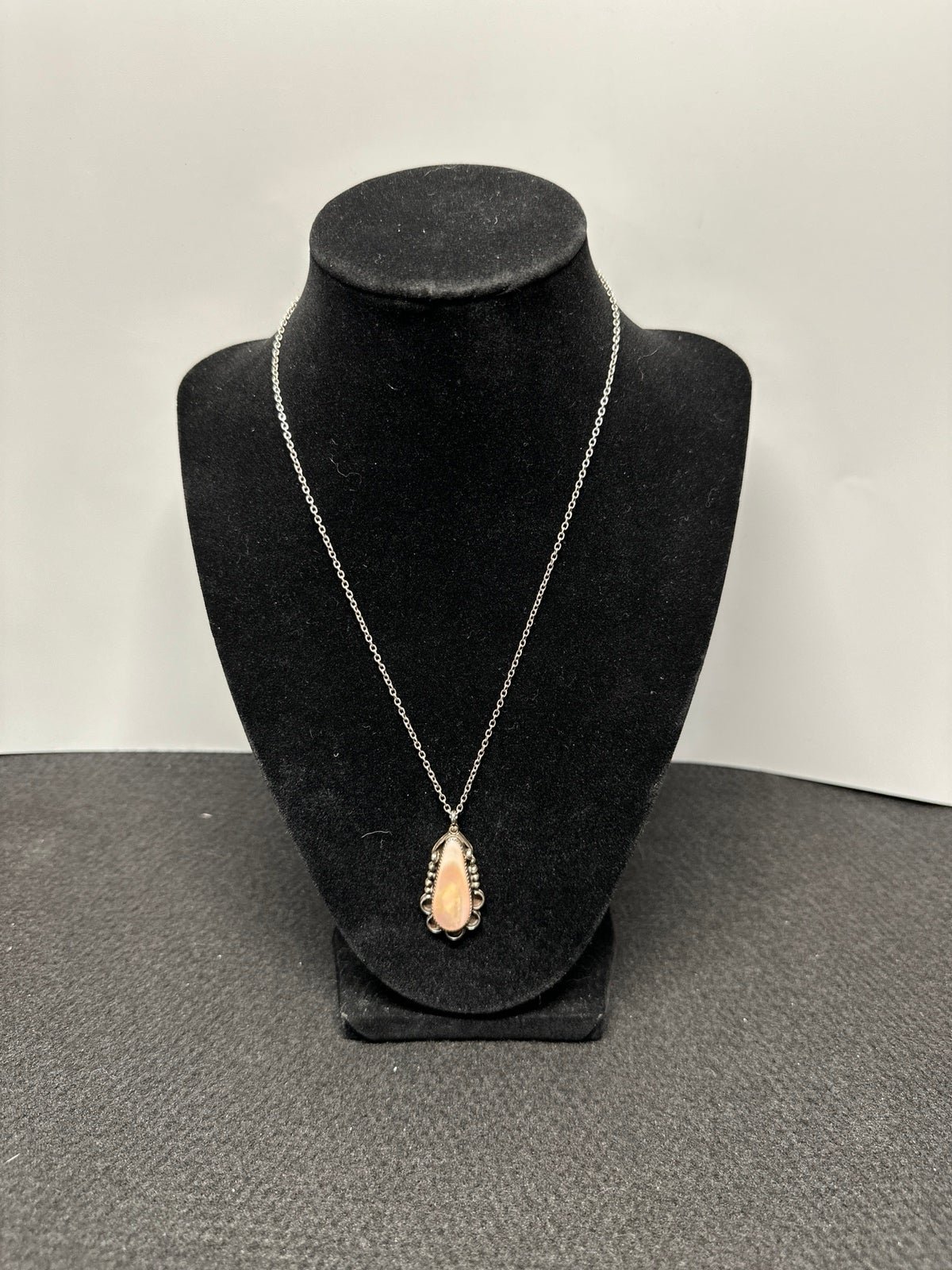 876 - Vintage native American Peach calcite/coral shell necklace.