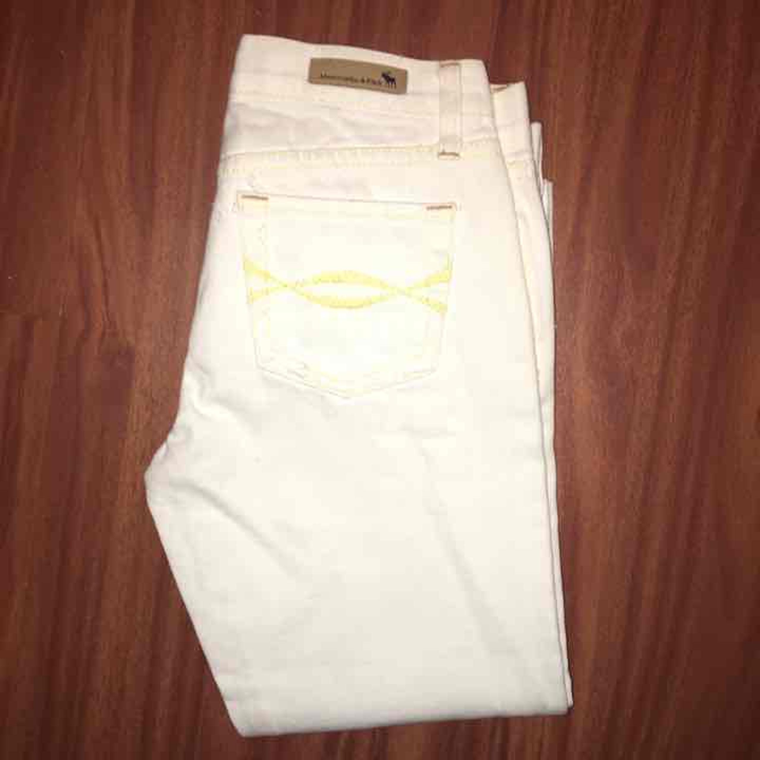 Abercrombie & Fitch White Capri Pants