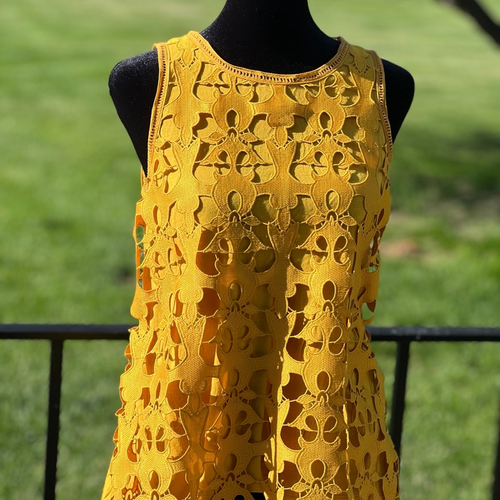 LOFT women’s XS embroidered lace sleeveless top