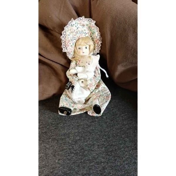 Vintage 80s porslin dolls girl and baby in great condition.