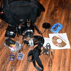 Kodak EasyShare P850 5.1MP LCD Digital Camera W Charger SD Cards & Travel Bag