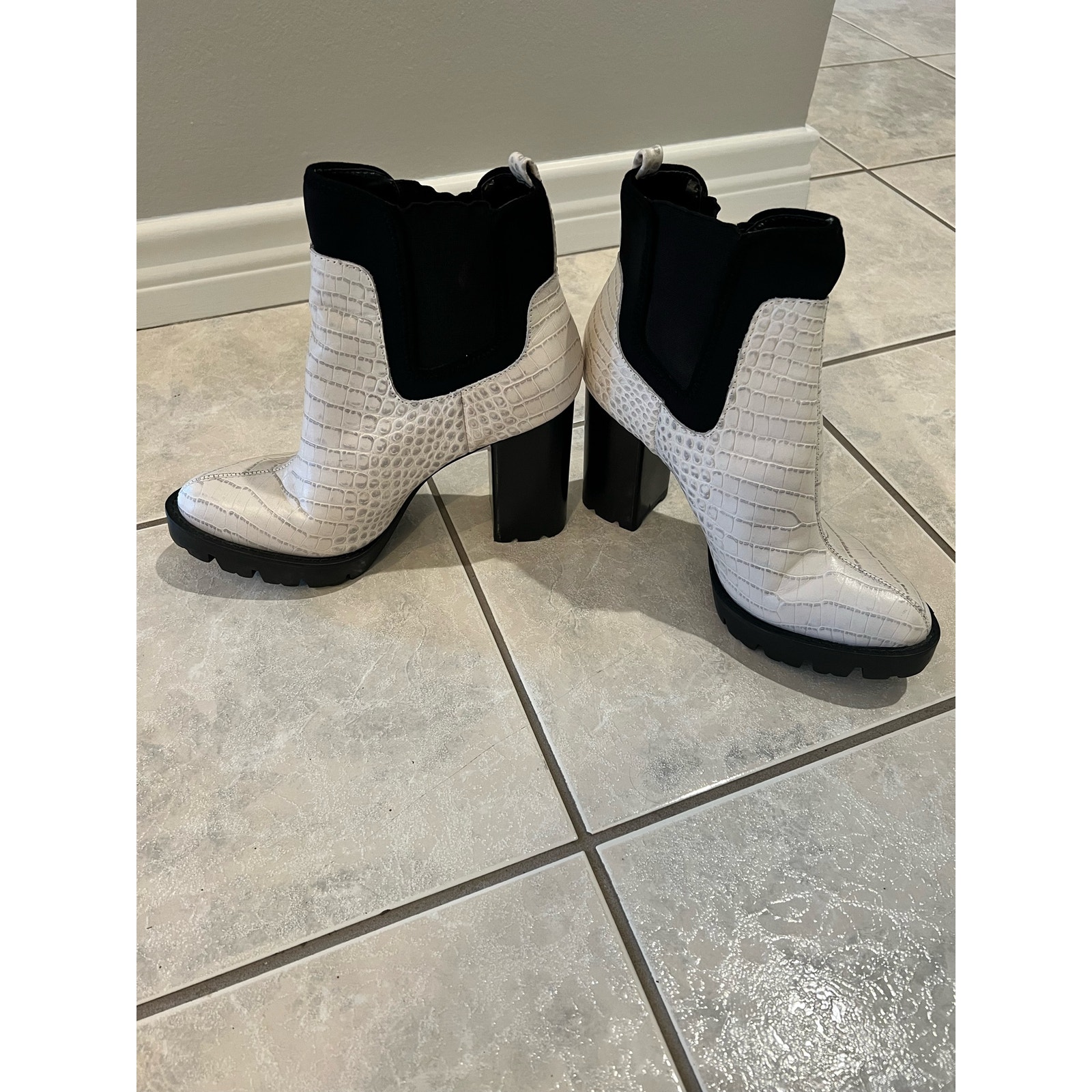 Charles David Grady Block Heel Leather Chelsea White Black Boots Women's 8.5