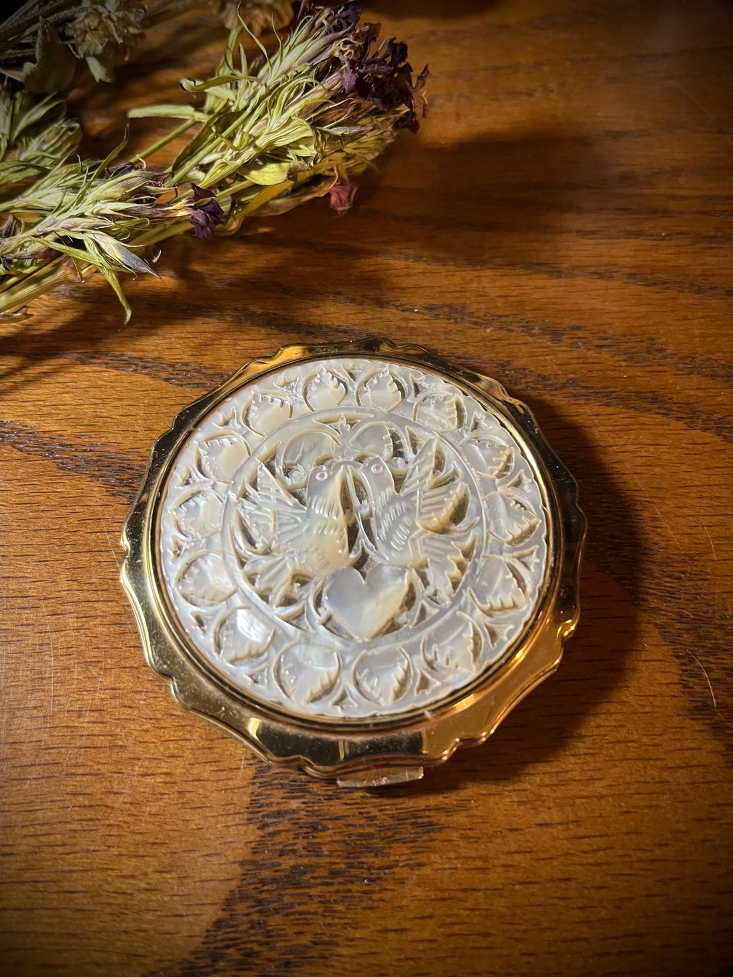 Vintage Stratton England inlaid mother of pearl white doves lovebirds compact