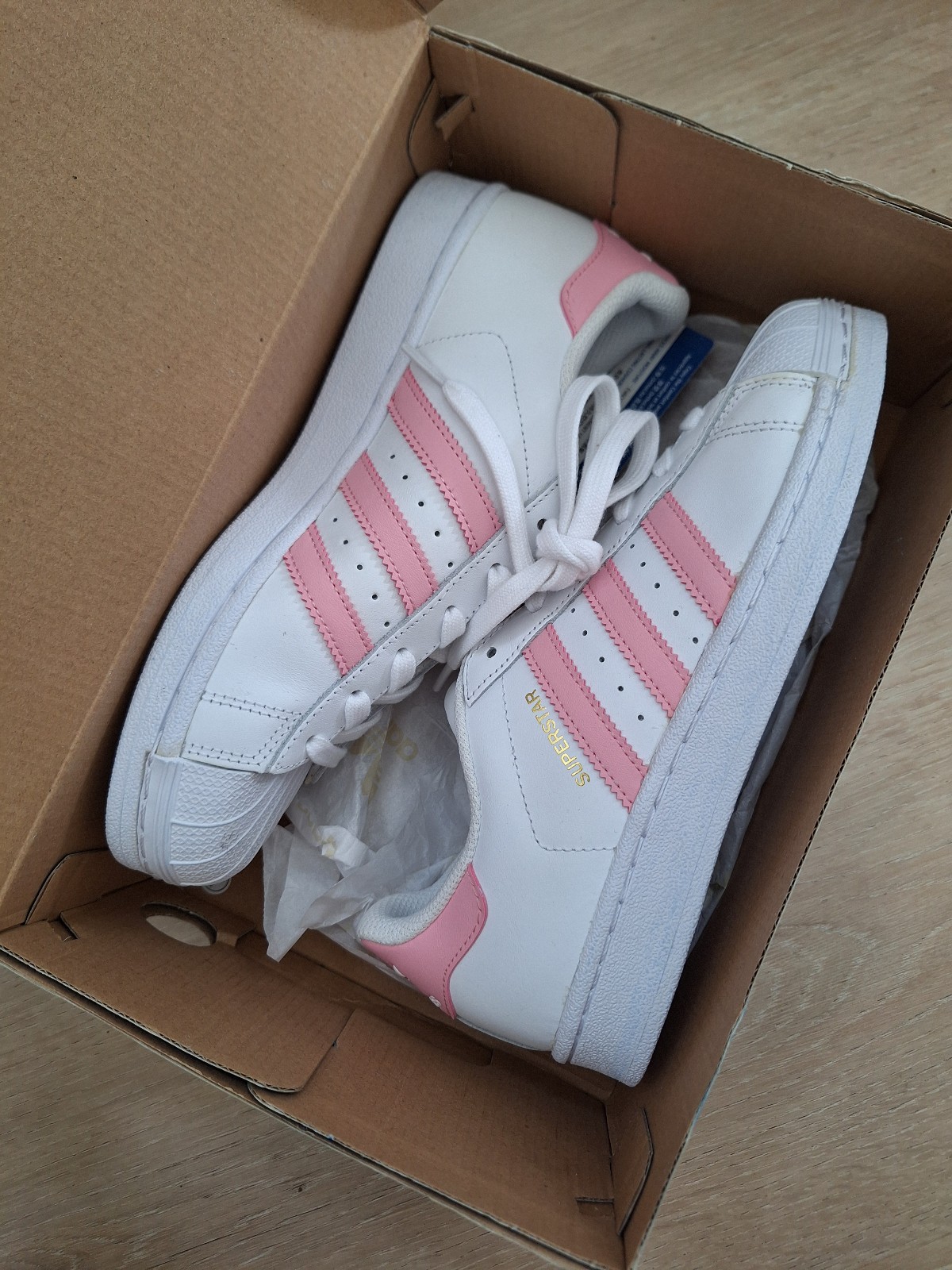 New Adidas Superstar J Junior Girls White Pink size 5 Sneakers. (S81019)