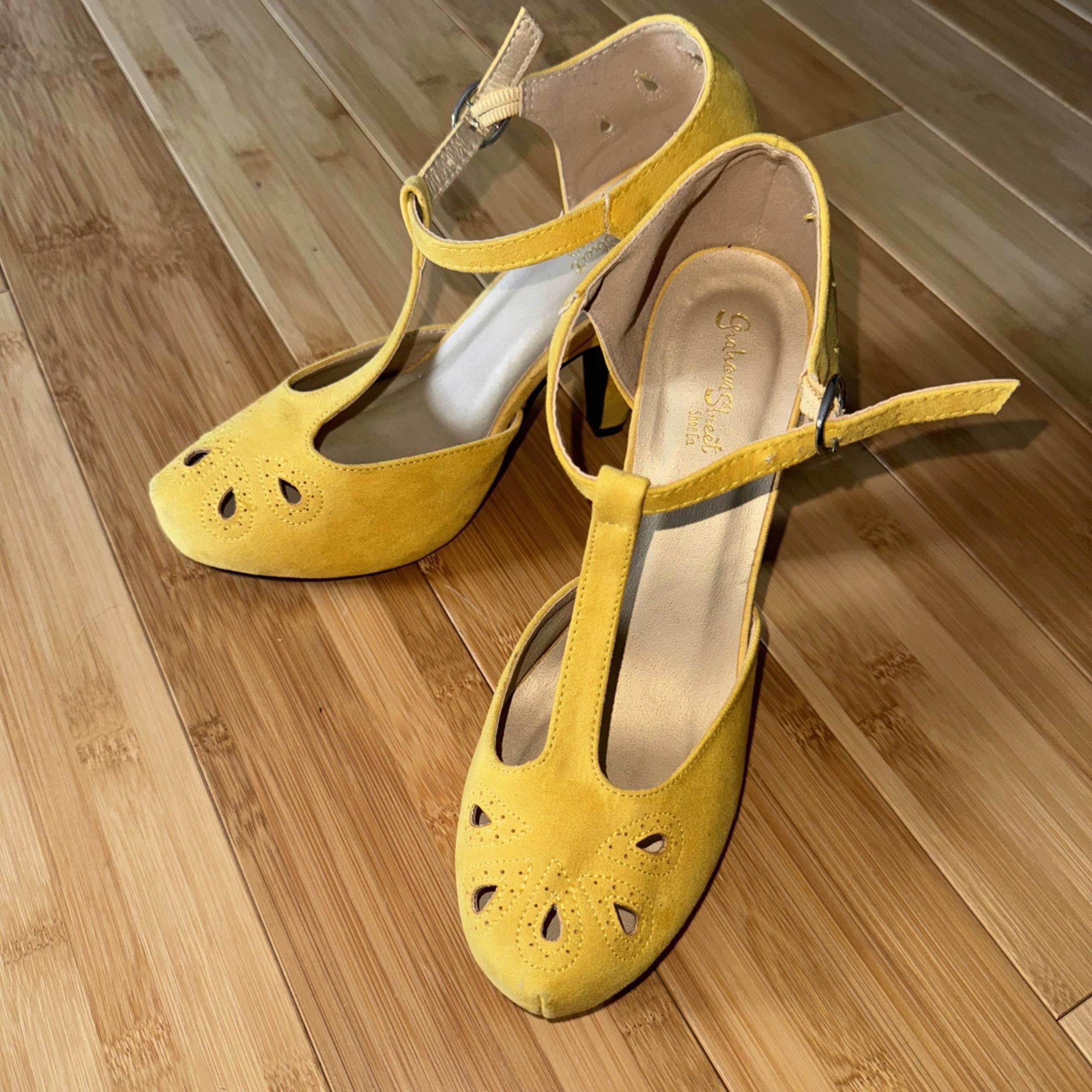 Modcloth Graham Street Womens Mustard Yellow Heels T-strap sz 8 Teardrop Cutout