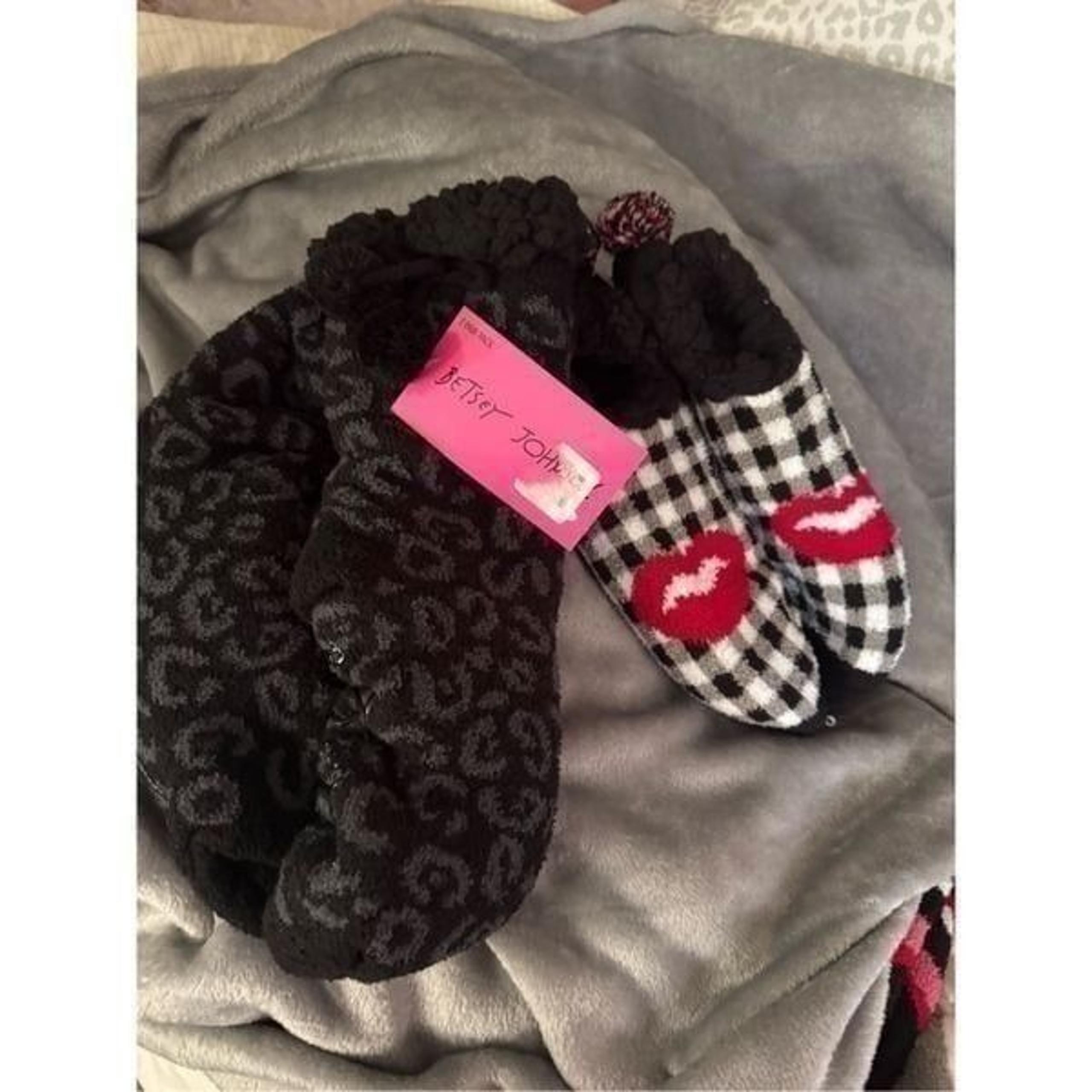 2x betsey johnson footie & calf cabin fur slipper socks nwt L/xl vampire lips