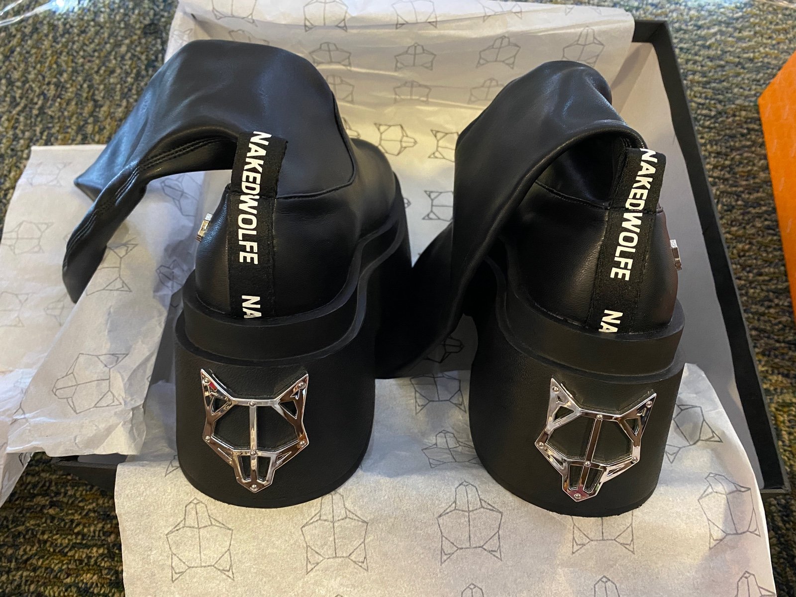 I’m selling these beautiful naked Wolfe boots (NEVER WORN) 8US. Impulsive buy