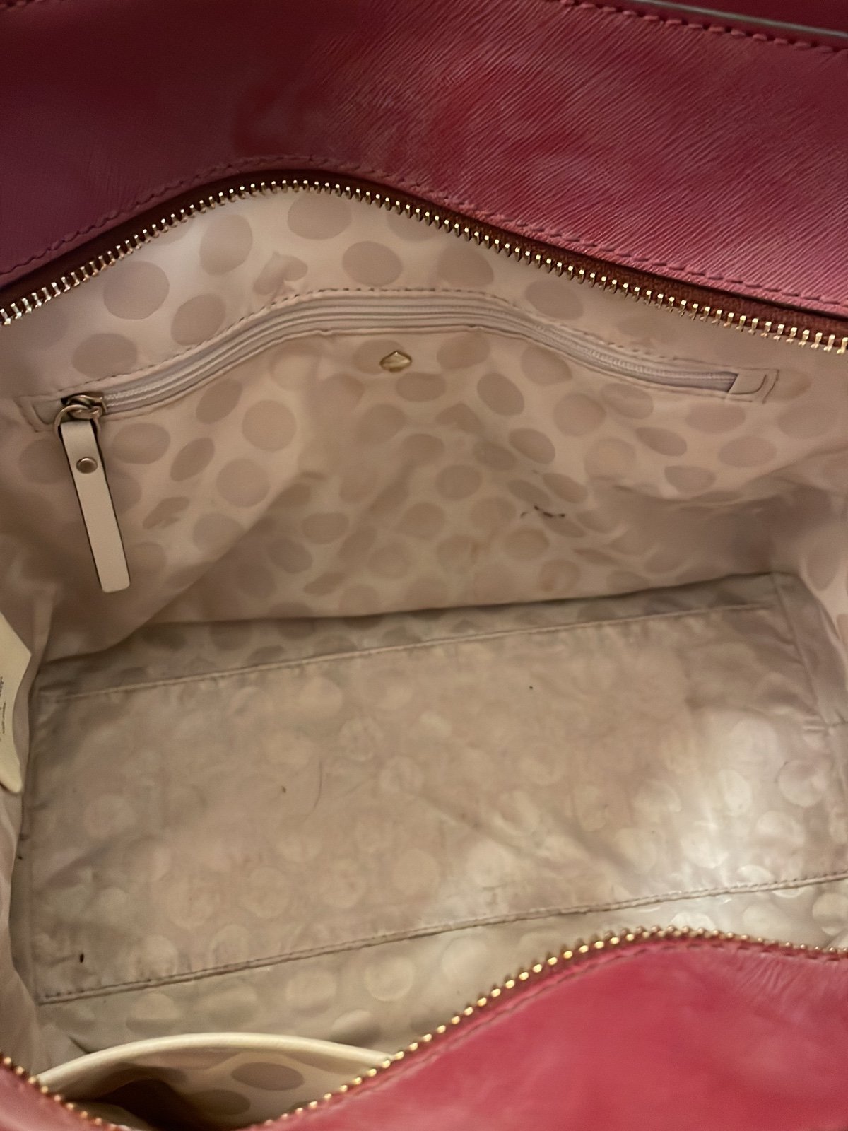 Shops purses and handbags