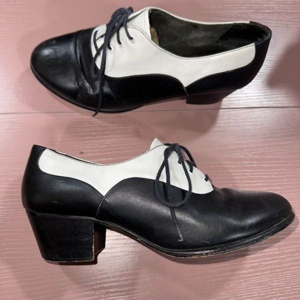 Vintage 1970s Two Tone Saddle Shoes // Black and White Leather Lace Up Cuban Hee