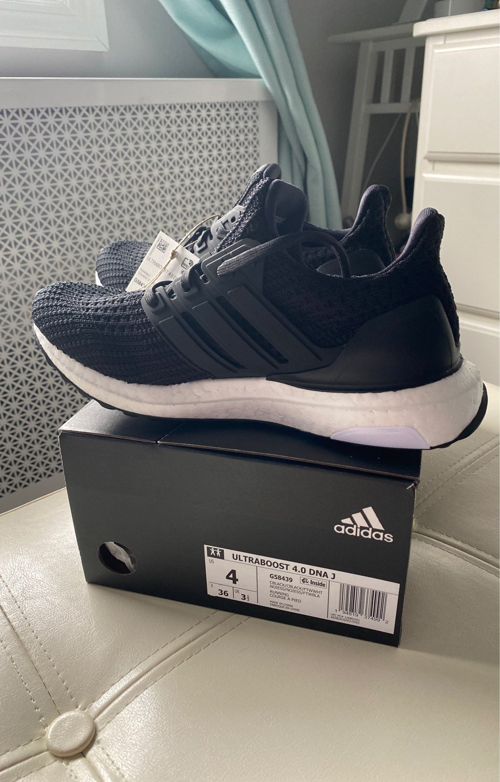Juniors ULTRABOOST 4.0 DNA SHOES size 4. Core Black / Cloud White