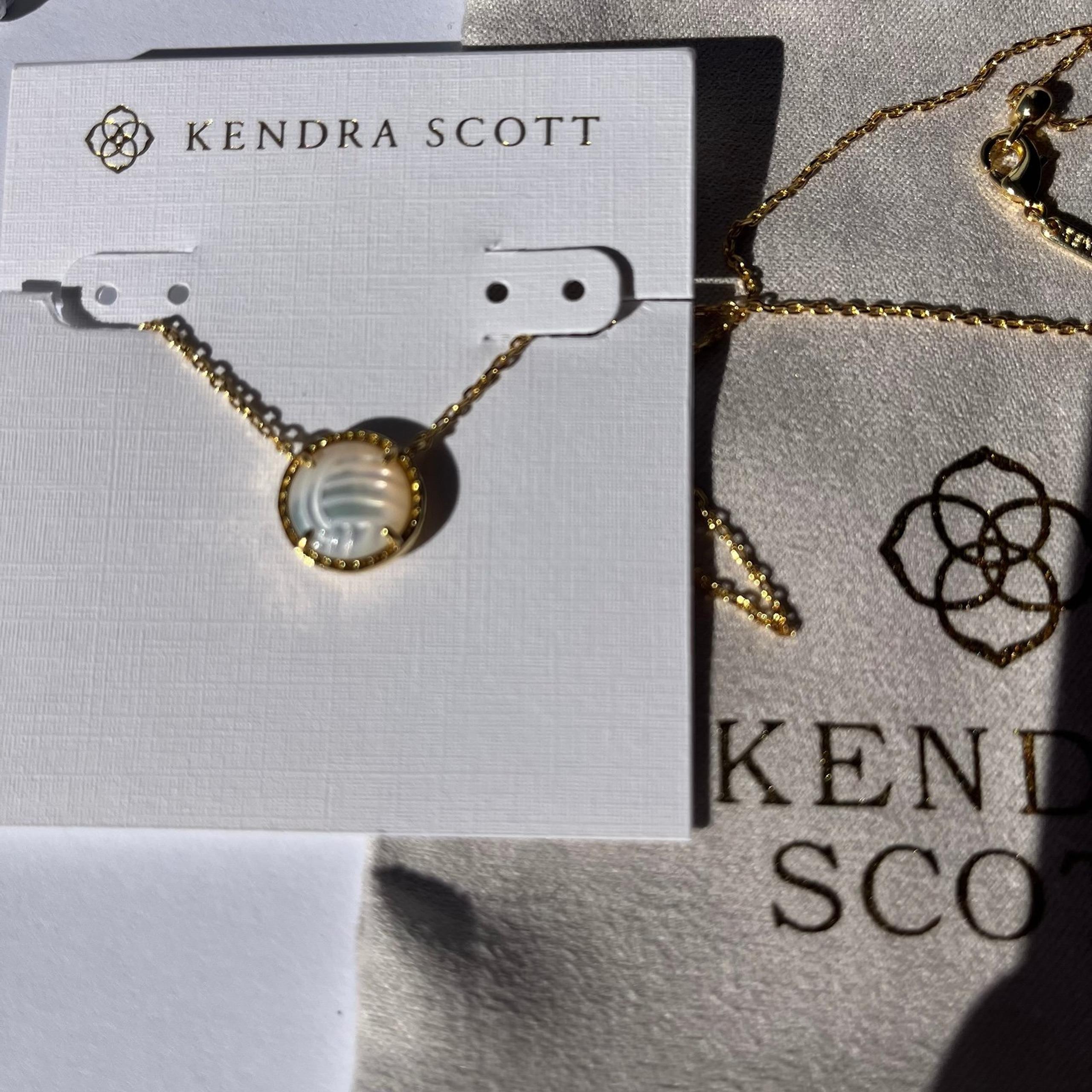 Kendra Scott Volleyball Gold Short Pendant Necklace in White Mother Of Pearl New