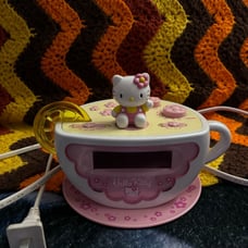 Hello Kitty tea cup clock