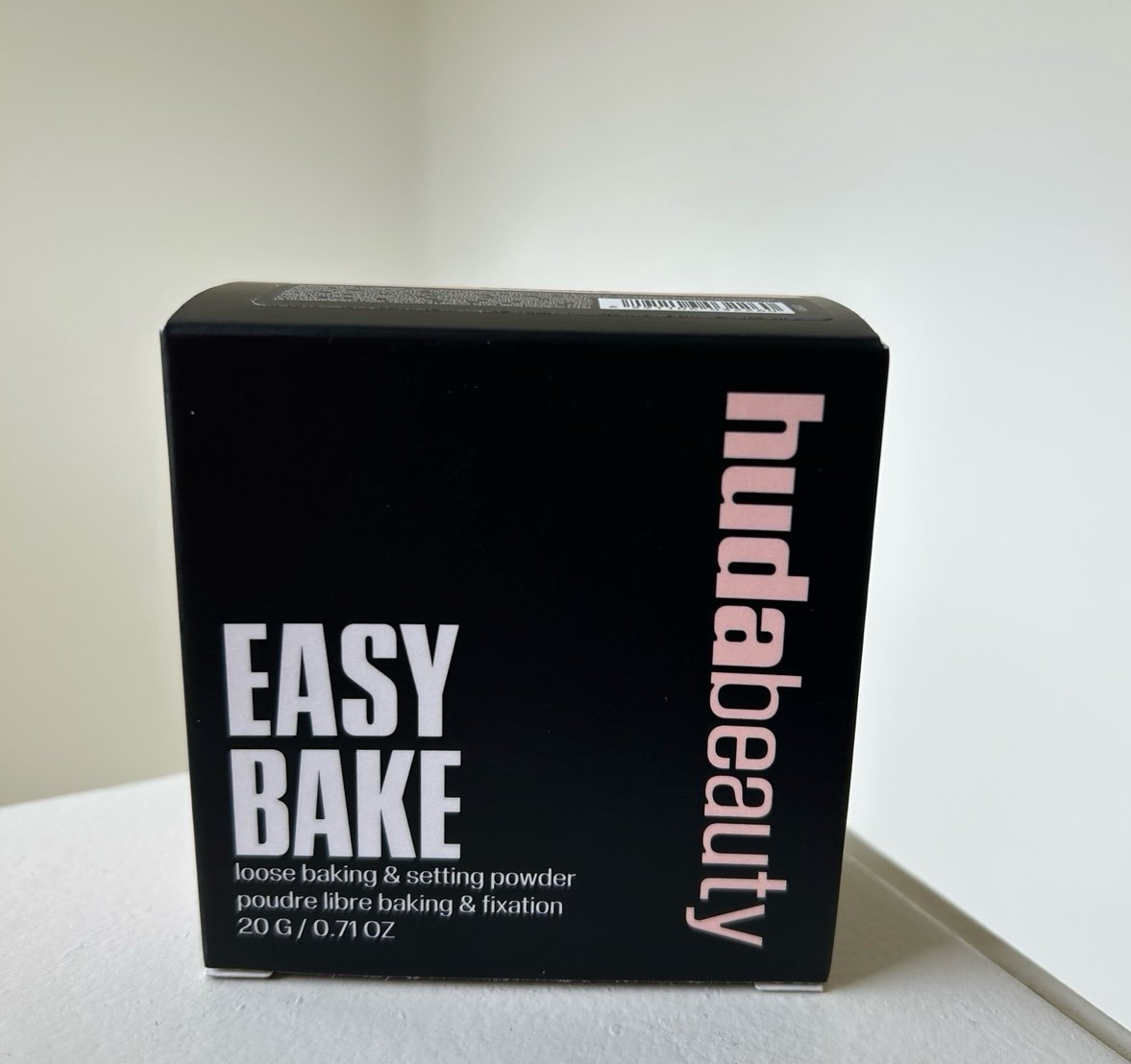 Huda Beauty Easy Bake loose baking & Setting Powder in Cupcake