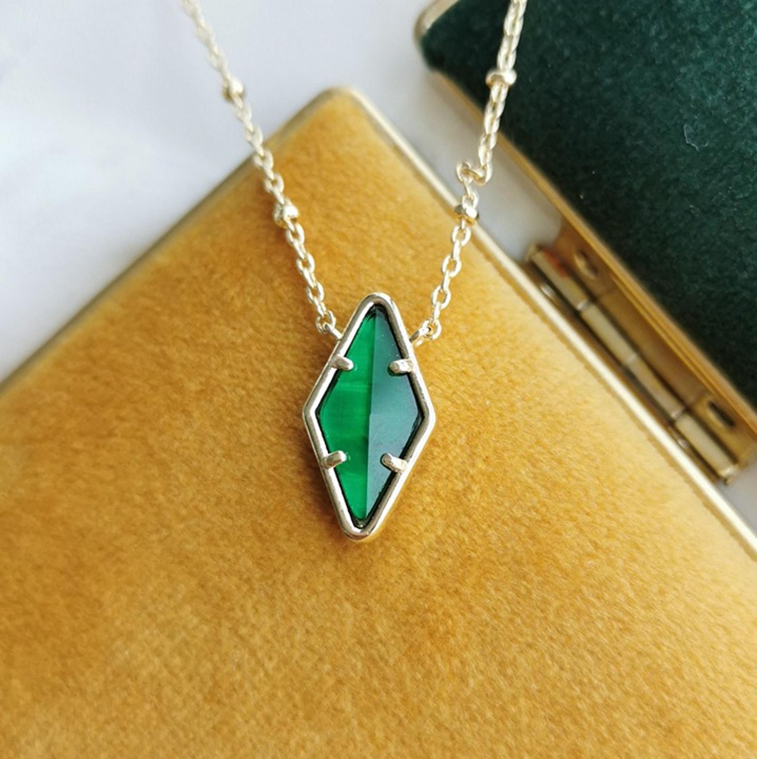 Kendra Scott Gold Kinsley Kelly Green Short Necklace