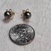 GRAY PEARL 14KT YELLOW GOLD STUD EARRINGS.