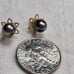 GRAY PEARL 14KT YELLOW GOLD STUD EARRINGS.