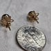 GRAY PEARL 14KT YELLOW GOLD STUD EARRINGS.