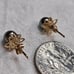 GRAY PEARL 14KT YELLOW GOLD STUD EARRINGS.