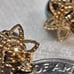 GRAY PEARL 14KT YELLOW GOLD STUD EARRINGS.