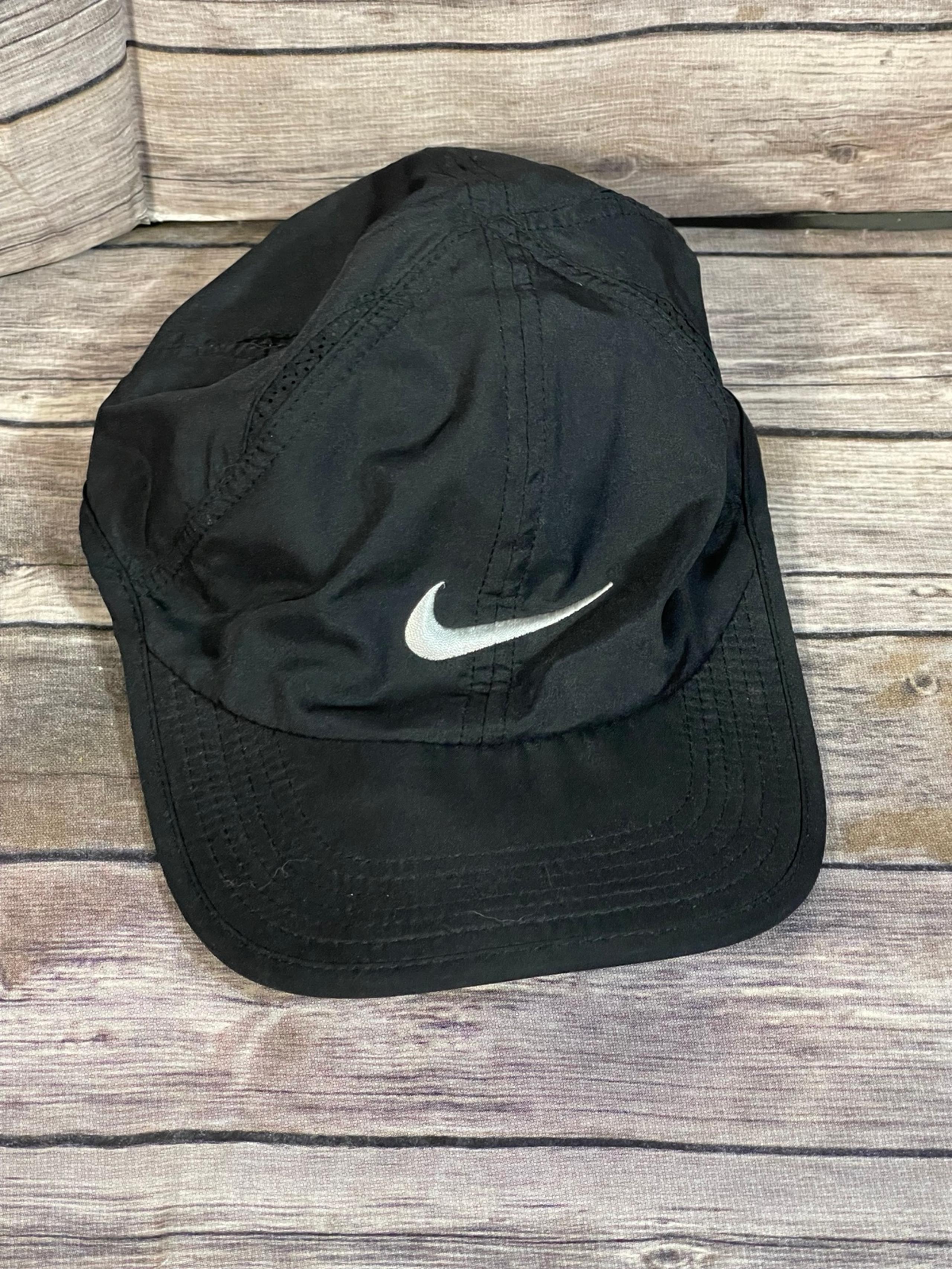 Nike women featherlight hat