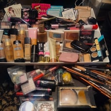 Large lot of name brand New Cosmetics and Designer perfume sample lot. (235pcs.)