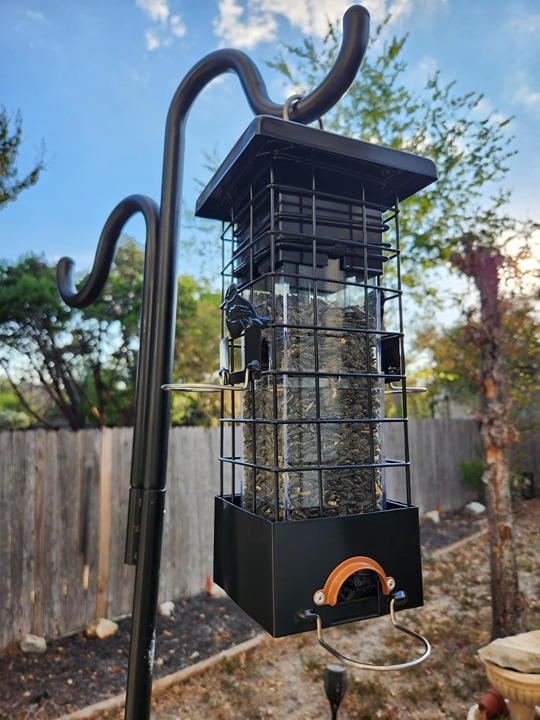 Metal Squirrel Proof Bird Feeder for Outdoors Hanging Gravity Protection Squirre