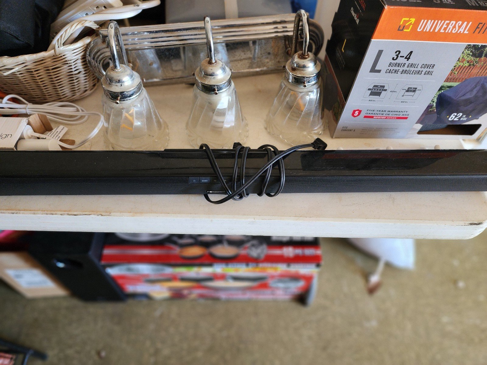 Wireless sound bar with remote