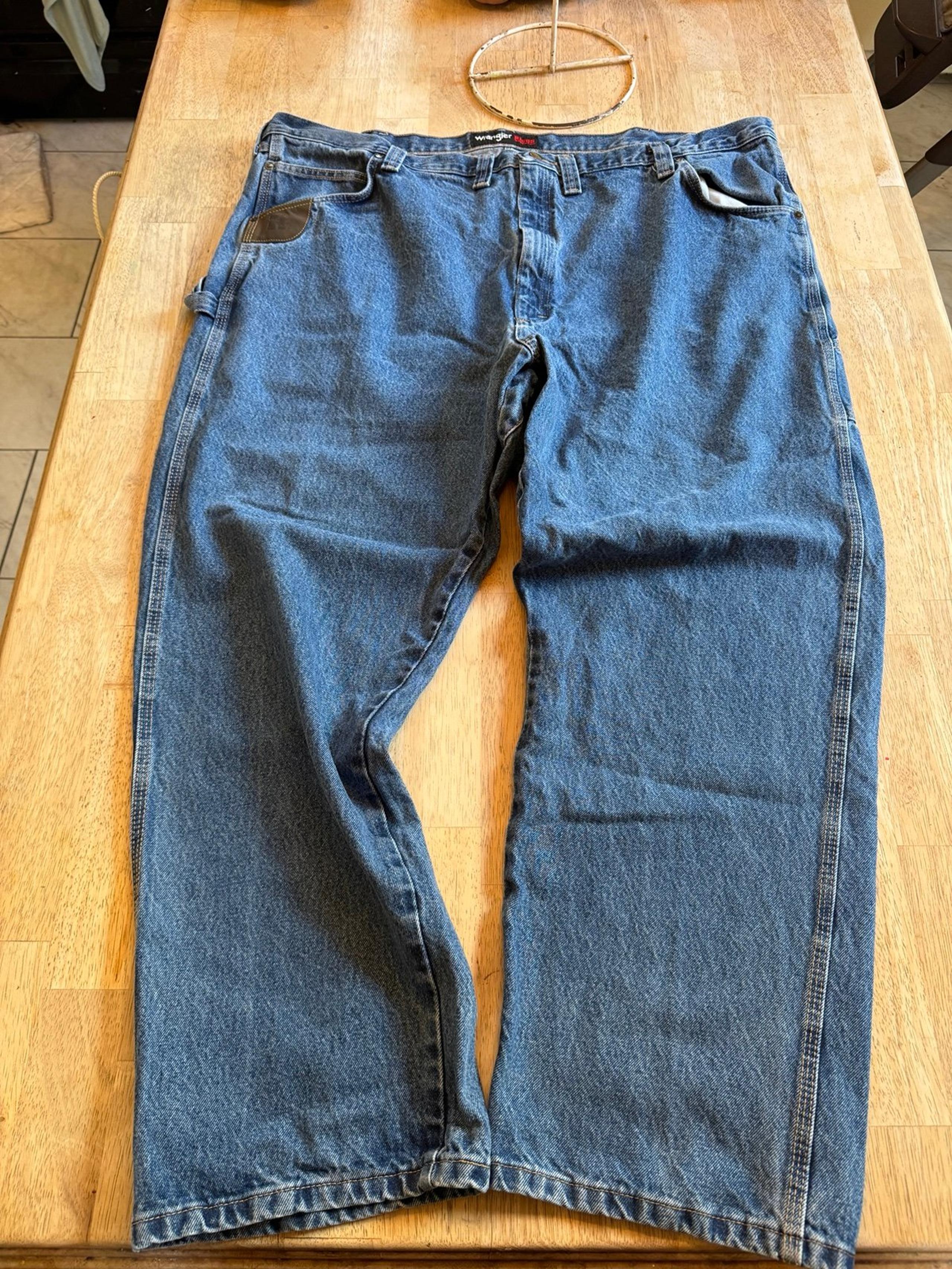 Upgrade your wardrobe with these stylish Wrangler Rugged Wear jeans. Made of 100