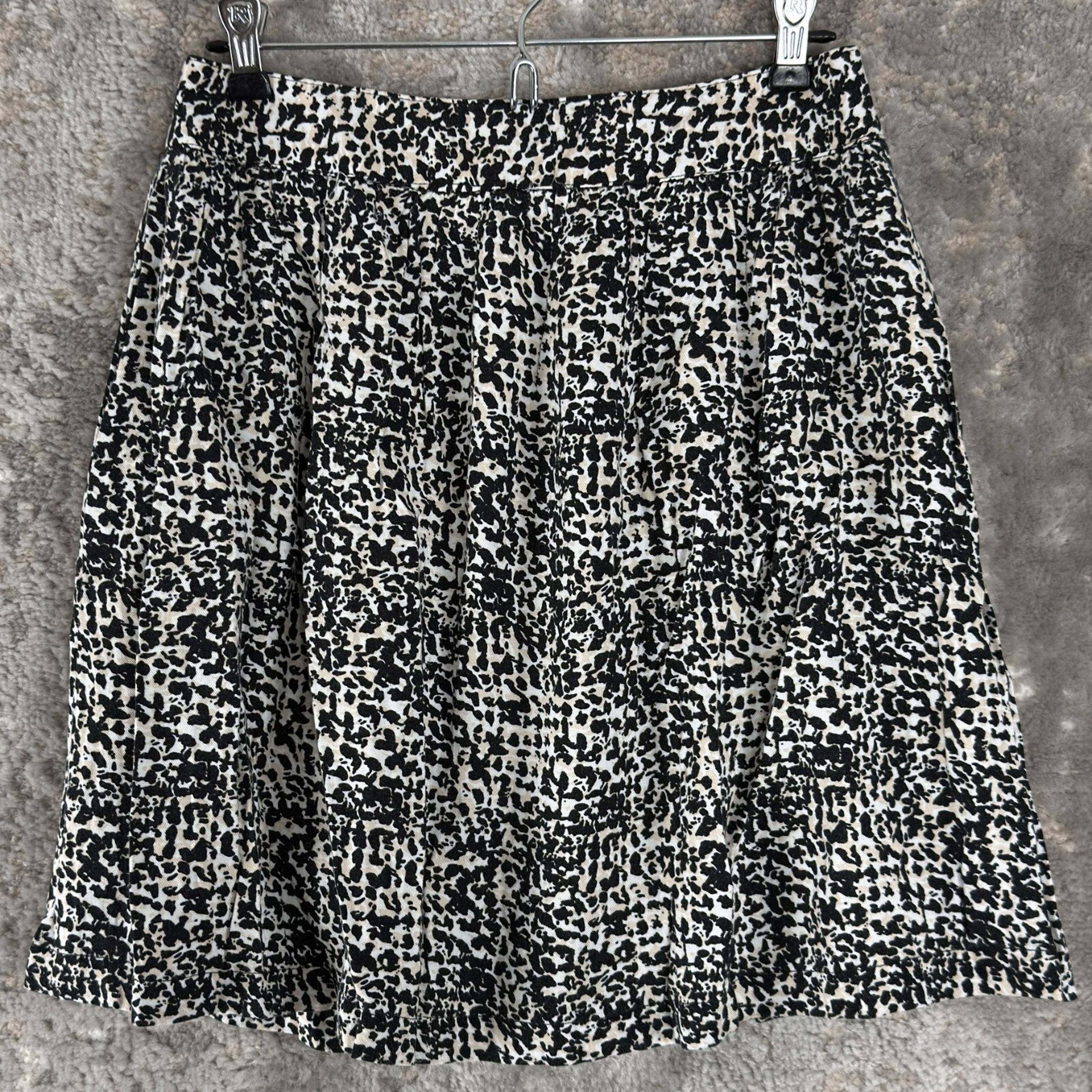 New York & Company Size 4 Abstract A Line Mini Skirt Black White Zip Casual