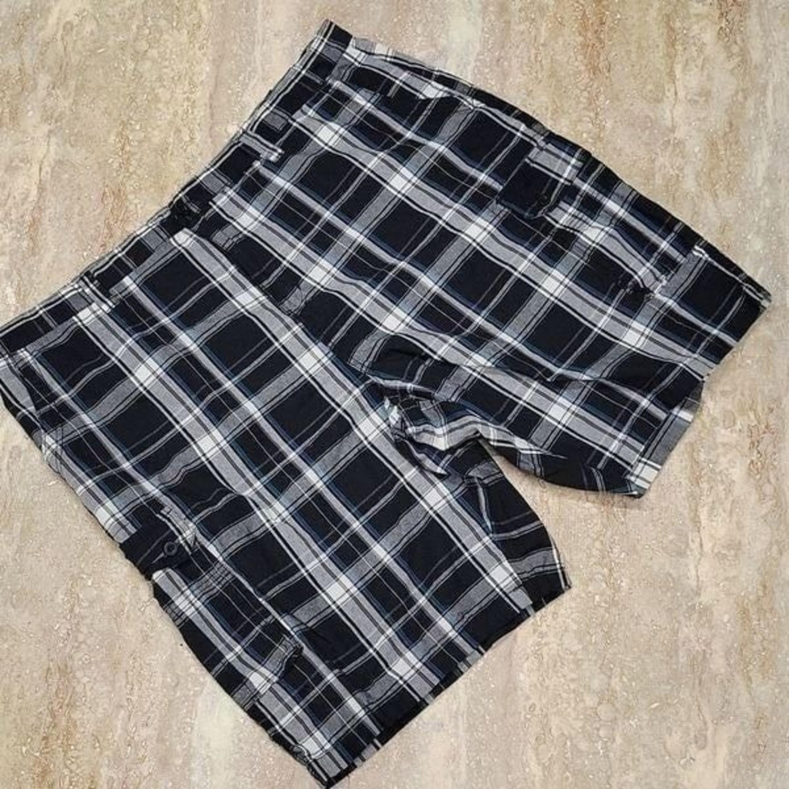 AIRWALK MENS PLAID CARGO SHORTS SIZE 50W
