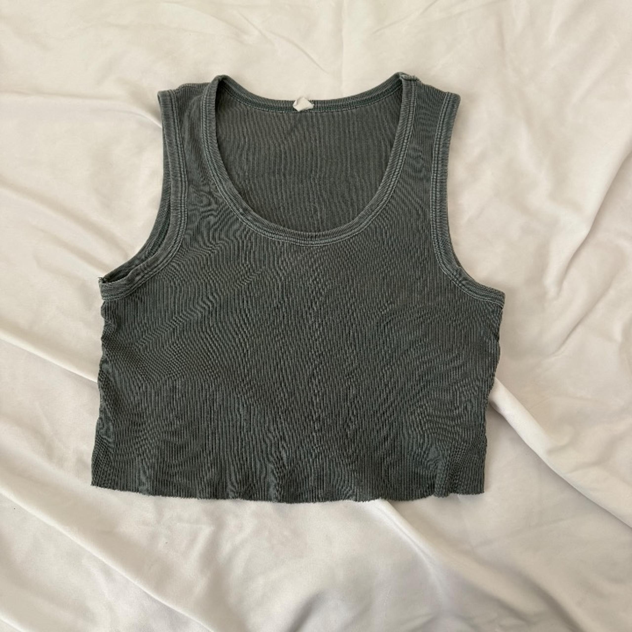 elwood crop tank   Size small  Condition: great   Color: sage   Details : - crop