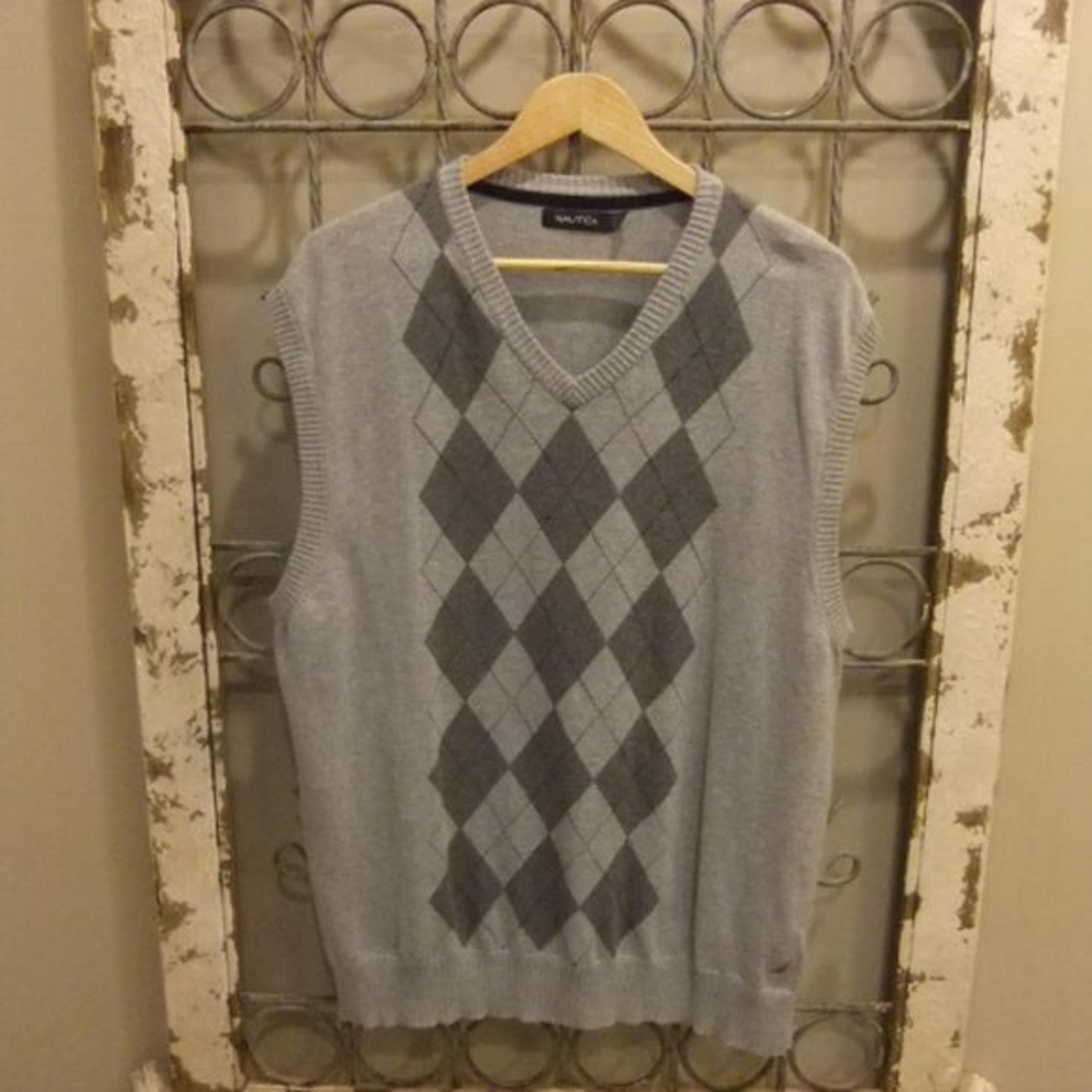 NAUTICA V-NECK SWEATER VEST MENS -LARGE