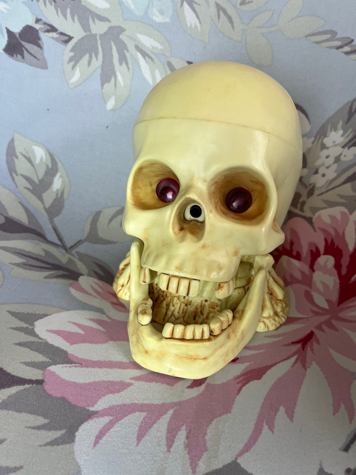 Vintage motion sensor skeleton head