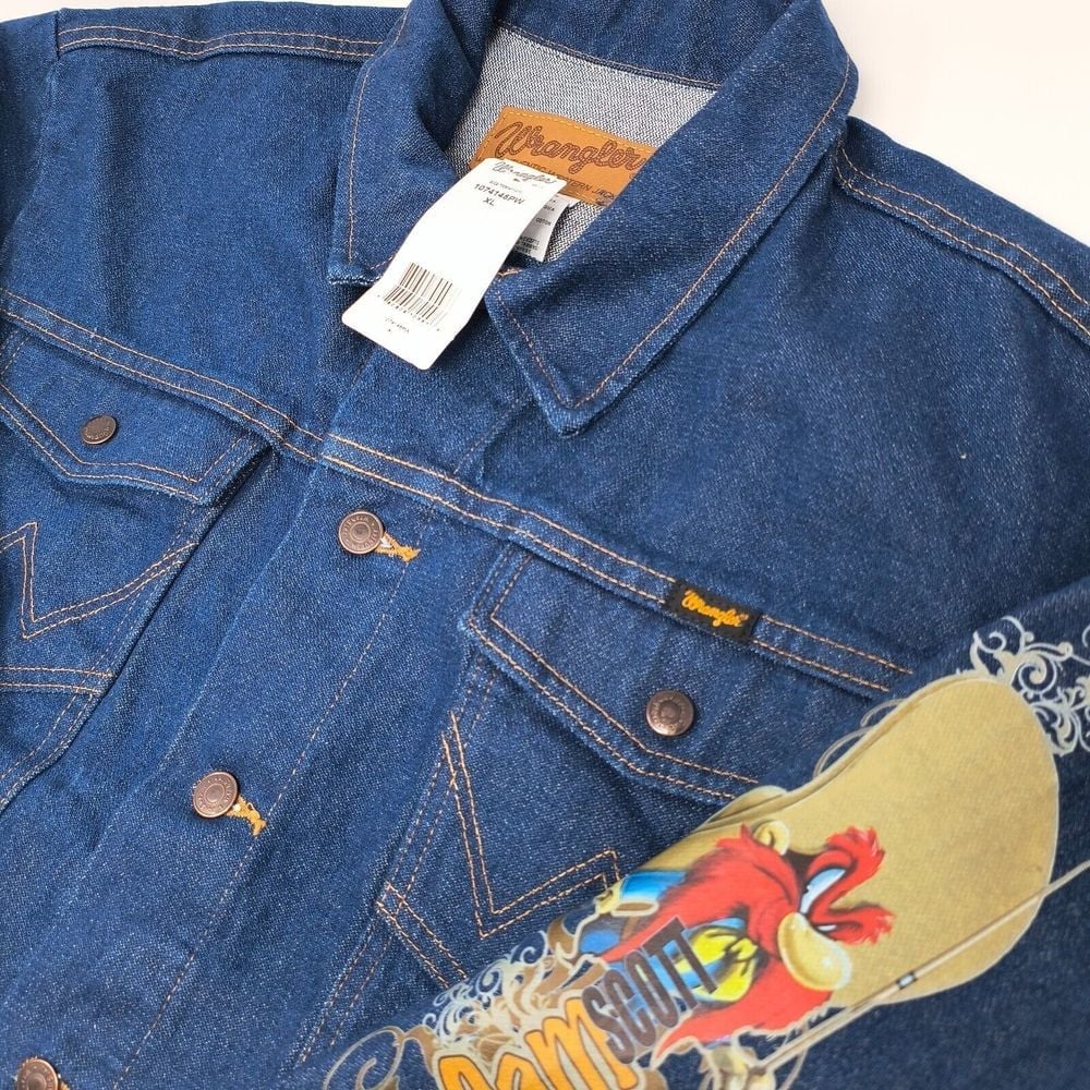 Wrangler Mens XL Blue Cowboy Cut Unlined Denim Trucker Jacket Yosemite Sam Print