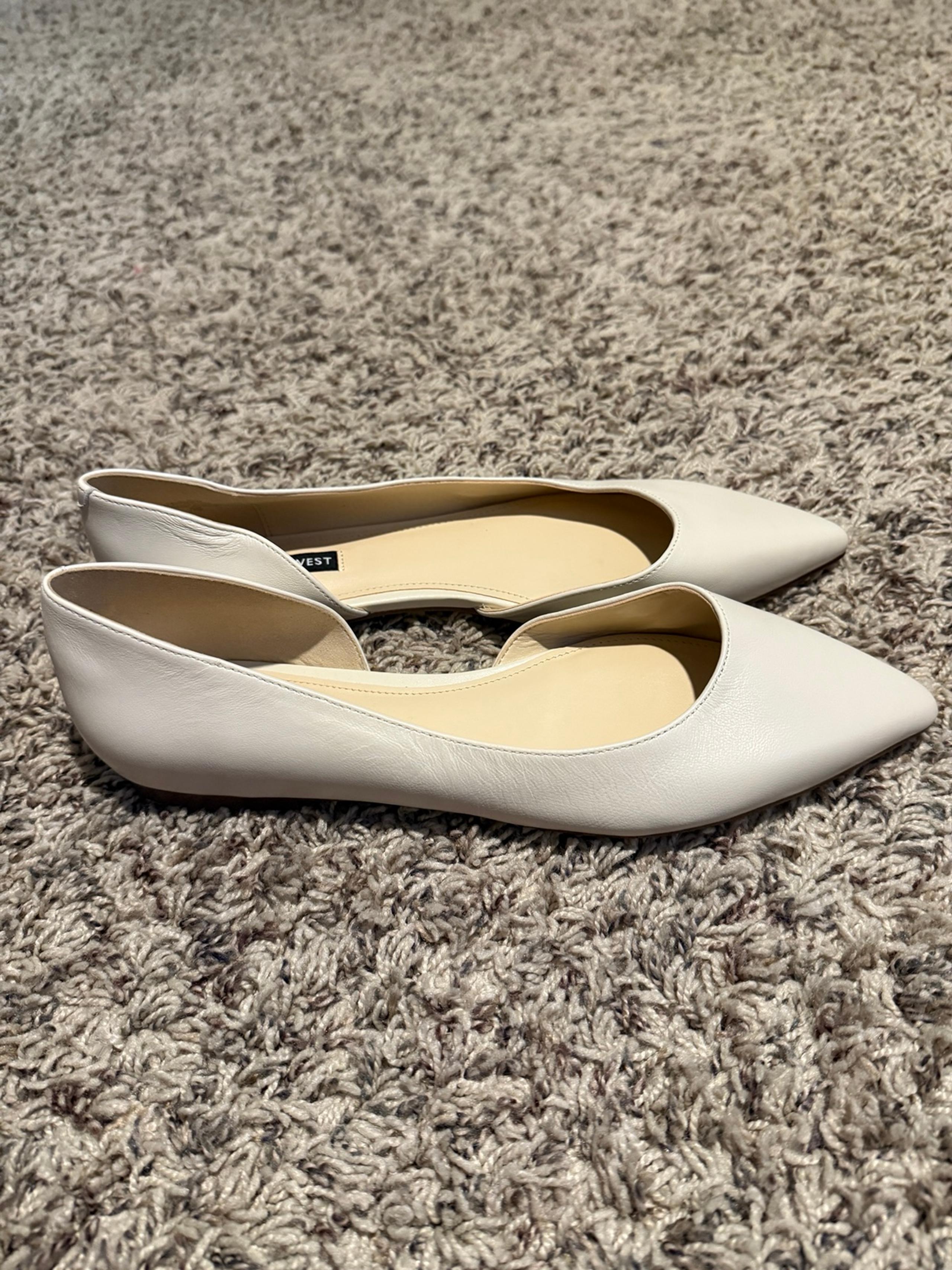 Nine West women’s pointed toe cream flats size 9.5
